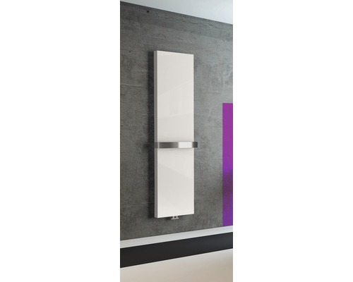 Calorifer alb de baie cu suport pentru prosop pe un perete