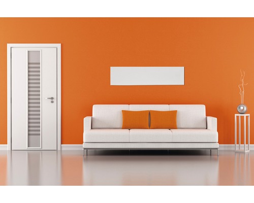 Camera de zi cu canapea, ușă și obiecte decorative