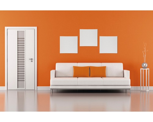 Living modern cu ușă, canapea, tablouri și decorațiuni