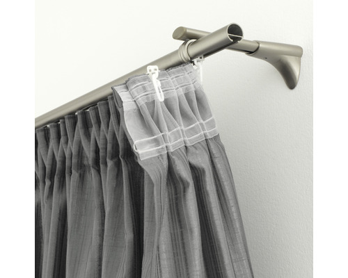 Bară de perdea cu perdea pe perete