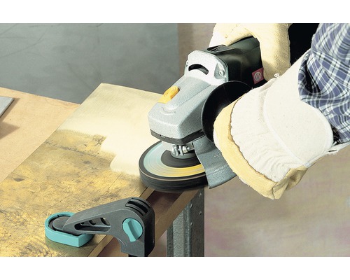 O persoană șlefuiește lemn cu un polizor unghiular.