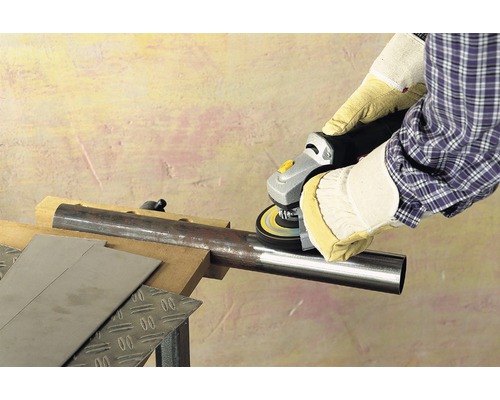 Șlefuirea unei țevi metalice cu un polizor unghiular