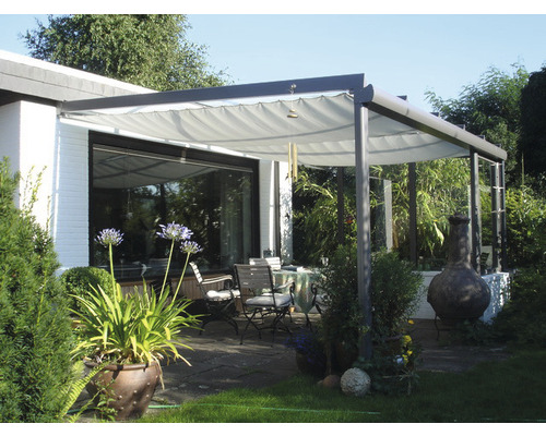 Terasa cu acoperiș, masă și scaune în grădină.