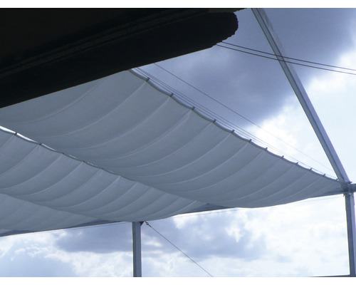 Imagine detaliată a unui acoperiș flexibil de terasă cu fâșii de țesătură între rame metalice