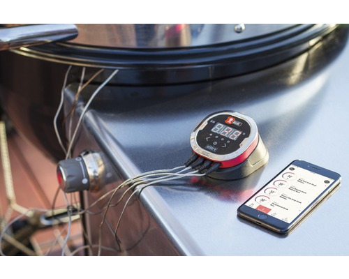 Termometru de grătar Weber cu afișaj digital și conexiune smartphone pe un grătar