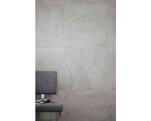 Decor de perete cu plăci gri și scaun