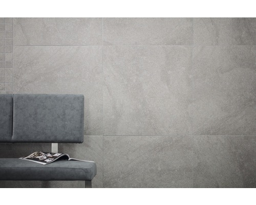 Decor de perete cu plăci gri de format mare și bancă