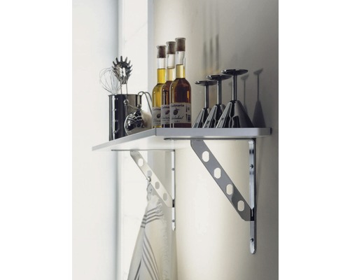 Raft cu suporturi pentru rafturi, pahare și sticle pe perete