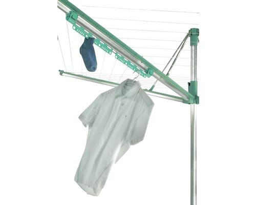 Uscător rotativ de rufe cu haine atârnate