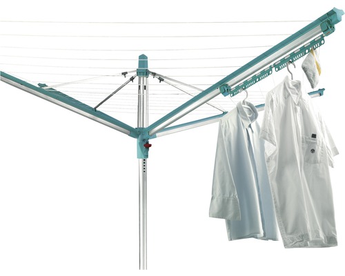 Uscător rotativ de rufe cu haine atârnate