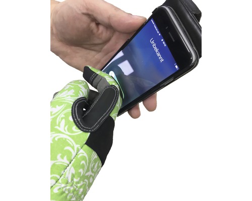 O mână cu mănușă de grădinărit utilizează un smartphone.