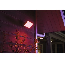 Lumină de perete exterioară cu LED pătrată pe casă cu vegetație