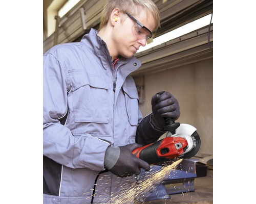 Un bărbat cu ochelari de protecție și căști antifonice folosește un polizor unghiular pentru a tăia metal, rezultând scântei.