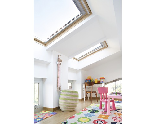 Cameră de copii cu ferestre de mansardă, covor și mobilier pentru copii