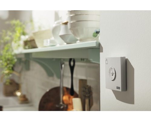 Vedere interioară cu sistem de control VELUX pentru operarea ferestrelor de mansardă