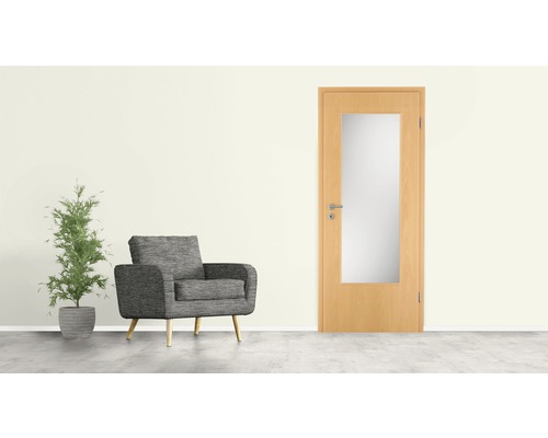 Interior cu ușă din lemn cu panou de sticlă, fotoliu și plantă de apartament