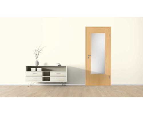 Ușă de interior cu inserție de sticlă lângă comodă în cameră luminoasă