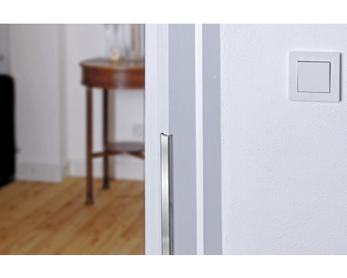 Prim-plan cu un toc de ușă cu protecție pentru margini și un întrerupător pe perete.