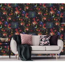 Perete decorativ cu model floral și de păsări în spatele unei canapele