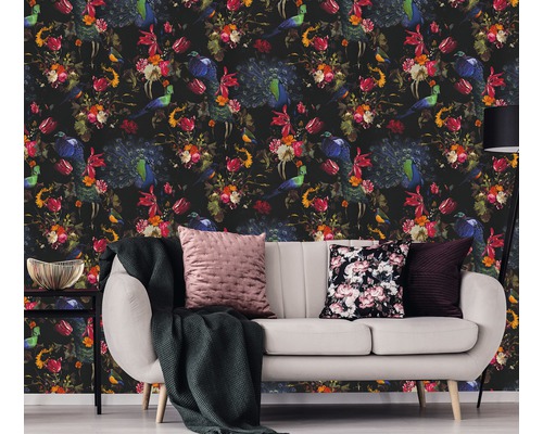 Perete decorativ cu model floral și de păsări în spatele unei canapele