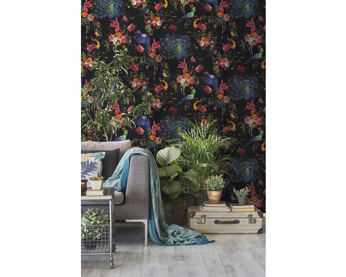 Cameră de zi cu tapet cu model, canapea și plante