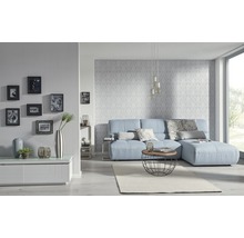 Living cu canapea albastru deschis, măsuță de cafea și elemente decorative