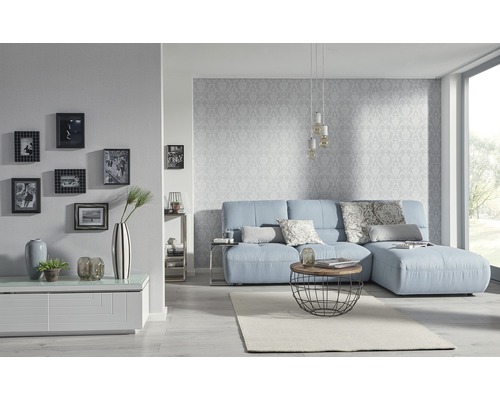 Living cu canapea albastru deschis, măsuță de cafea și elemente decorative