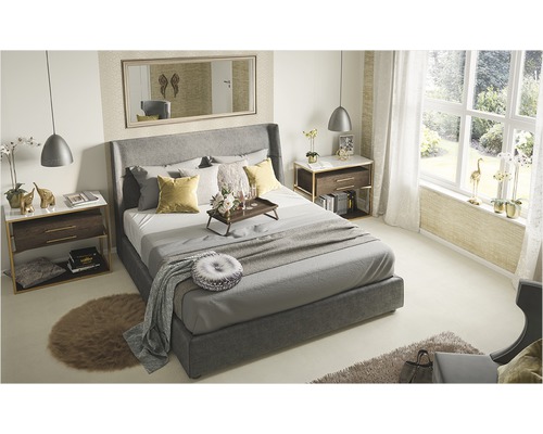 Dormitor luminos cu pat matrimonial, noptiere și elemente decorative pentru o atmosferă primitoare.