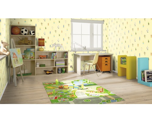 Cameră de copii cu mobilier, jucării și covor cu motiv stradal