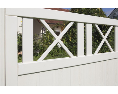 Imagine detaliată cu un gard alb de grădină, cu cruci decorative