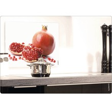 Scenă de bucătărie cu protecție împotriva stropilor cu motiv de rodie în spatele unei cratițe