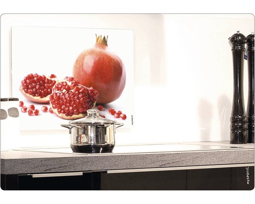 Scenă de bucătărie cu protecție împotriva stropilor cu motiv de rodie în spatele unei cratițe