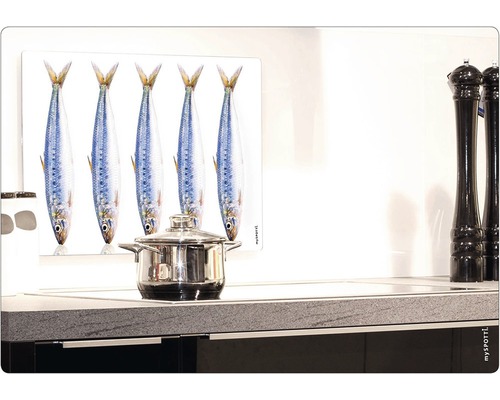 Placă de acoperire pentru plită cu motiv cu pește și o oală de gătit pe o plită.