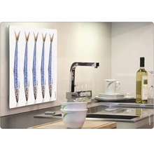 Scenă de bucătărie cu perete de protecție cu motiv cu pești