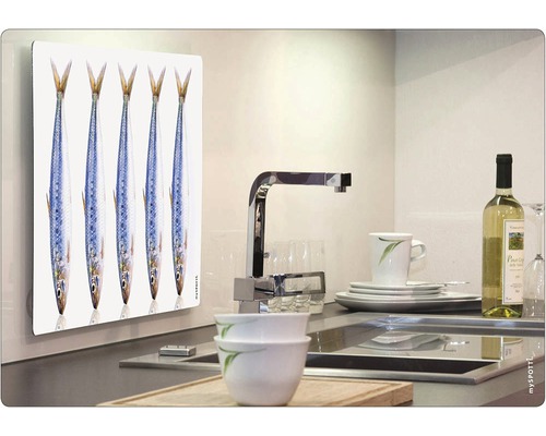 Scenă de bucătărie cu perete de protecție cu motiv cu pești