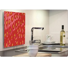 Panou de protecție pentru bucătărie cu motiv de căpșună în bucătărie modernă