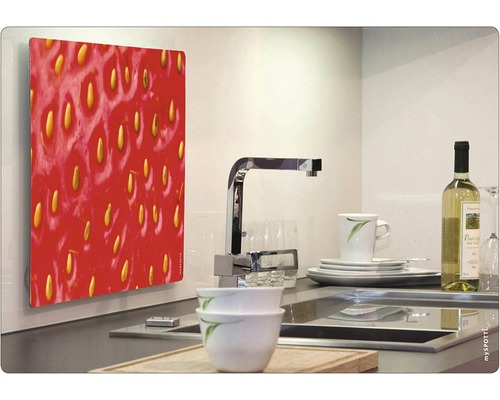 Panou de protecție pentru bucătărie cu motiv de căpșună în bucătărie modernă