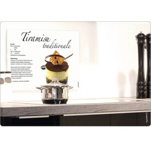 Rețetă de tiramisu lângă o cratiță pe un blat de bucătărie