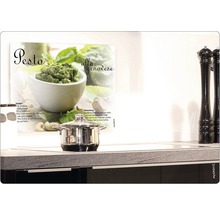 Scenă de bucătărie cu o oală pe aragaz și o rețetă pentru pesto alla genovese în fundal