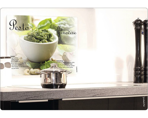 Scenă de bucătărie cu o oală pe aragaz și o rețetă pentru pesto alla genovese în fundal