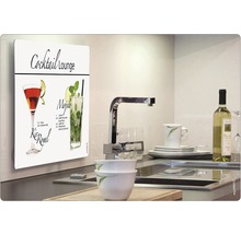 Protecție de perete pentru bucătărie cu motiv Cocktail Lounge lângă o chiuvetă.