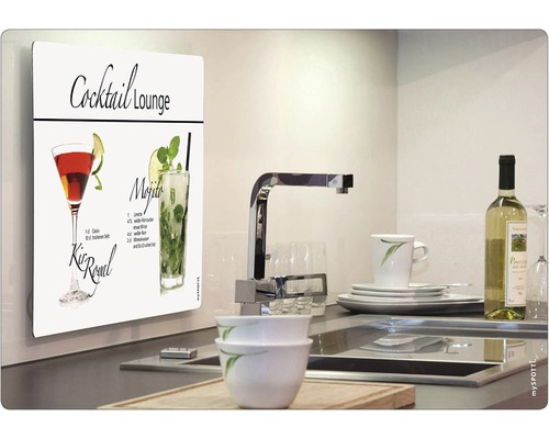 Protecție de perete pentru bucătărie cu motiv Cocktail Lounge lângă o chiuvetă.
