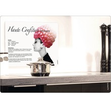 Rețetă de dulceață de zmeură cu o femeie cu coafură de zmeură și o cratiță