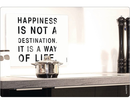 Bucătărie cu oală și tablou cu mesajul ''Happiness is not a destination. It is a way of life.''