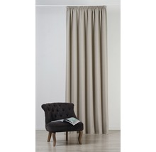 Perdea cu bandă de încrețire și fotoliu în cameră