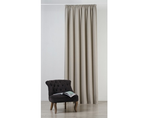 Perdea cu bandă de încrețire și fotoliu în cameră