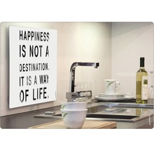 Scenă de bucătărie cu chiuvetă, robinet, veselă, sticlă de vin și o tăbliță decorativă cu inscripția Fericirea nu este o destinație, este un mod de viață.