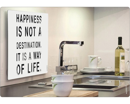 Scenă de bucătărie cu chiuvetă, robinet, veselă, sticlă de vin și o tăbliță decorativă cu inscripția Fericirea nu este o destinație, este un mod de viață.
