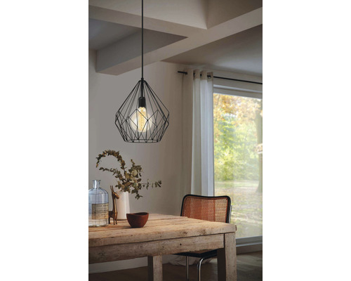 Sufragerie cu masă din lemn și lampă suspendată neagră cu design din sârmă