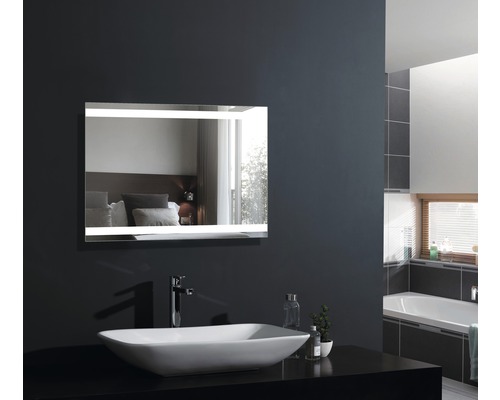 Baie modernă cu oglindă dreptunghiulară și chiuvetă